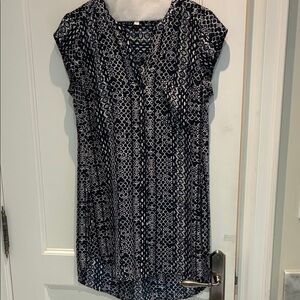 DR2 Navy and White Patterned Blouse⭐️